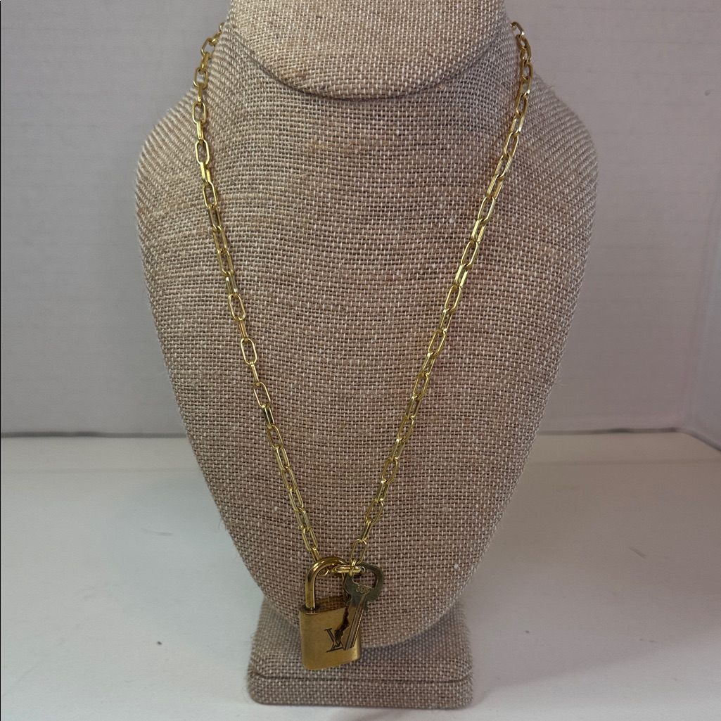Louis Vuitton Gold Padlock Key Pendant Necklace On 20 Chunky Link Chain 160$